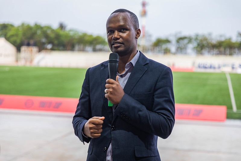 Visi Perezida wa FERWAFA ushinzwe tekinike, Mugisha Richard ari mu baganirije abana bahatanaga abagira inama