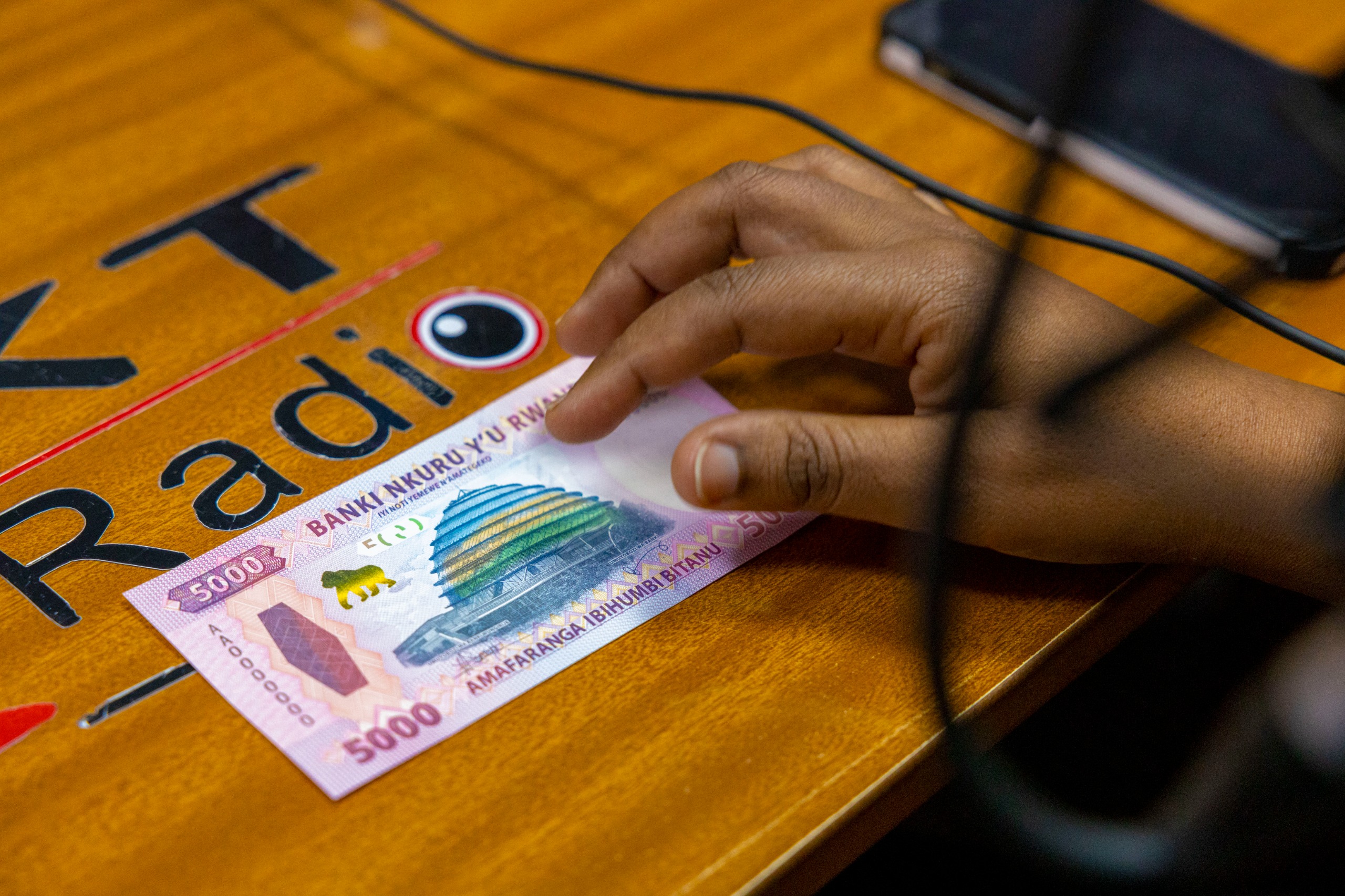 Iyi noti nshya ya 5000 Frw iriho igishushanyo kigaragara cy'inyubako Kigali Convention Centre