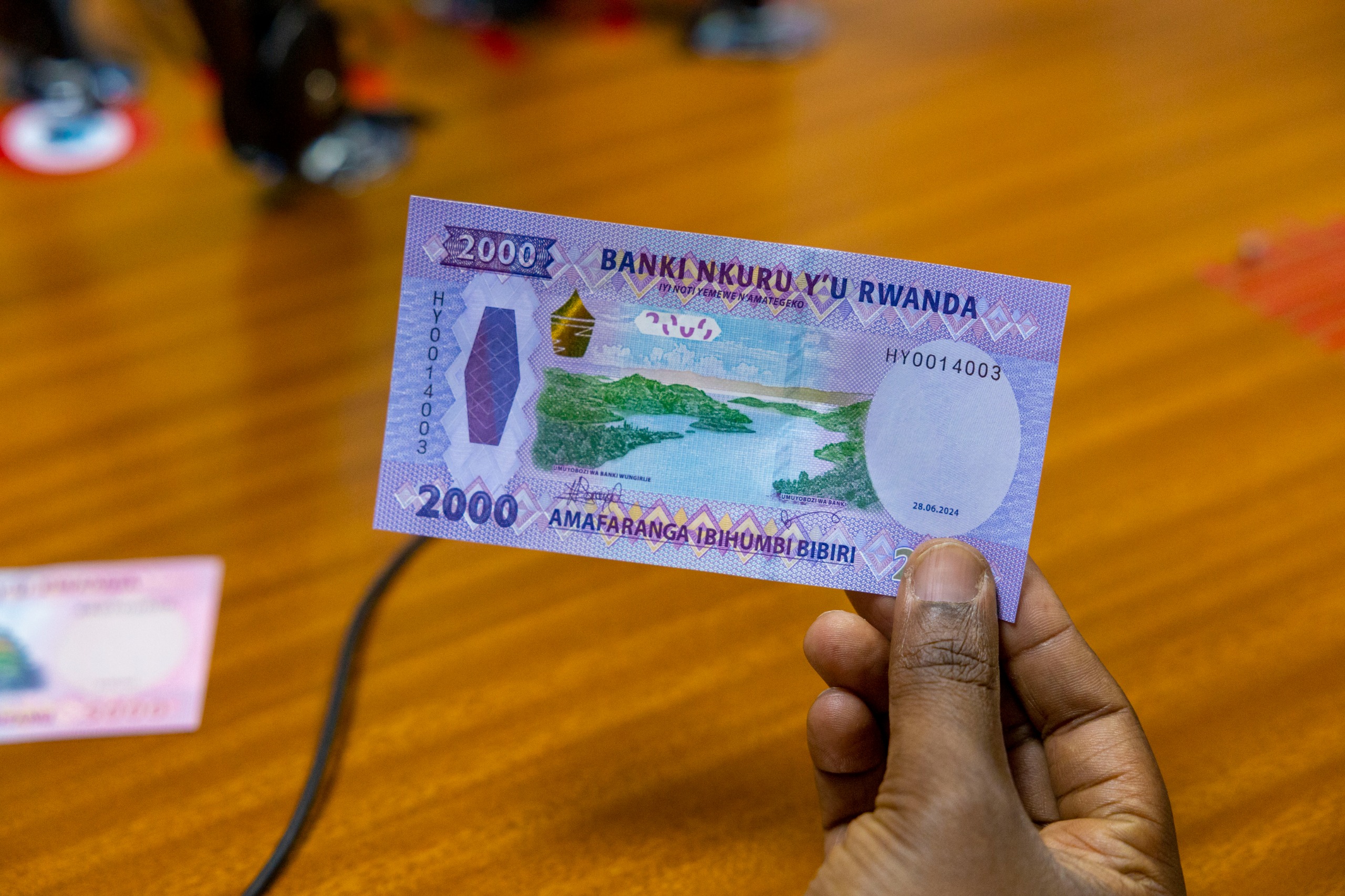 Ibimenyetso biri ku noti ya 2000Frw harimo ni igishushanyo kigaragara cy'imisozi y'Ikiyaga cya Kivu