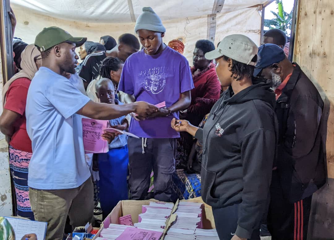 Abana bari barabuze uko bajya ku ishuri bahawe ibikoresho biyemeza kurisubiramo