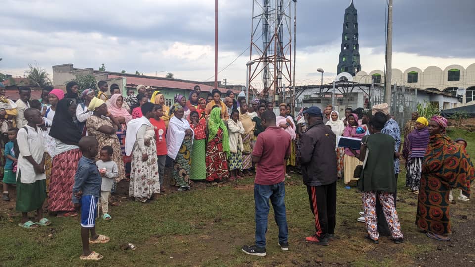 Imiryango abo bana baturukamo igizwe n'abatishoboye bari bagowe no kubabonera ibikoresho