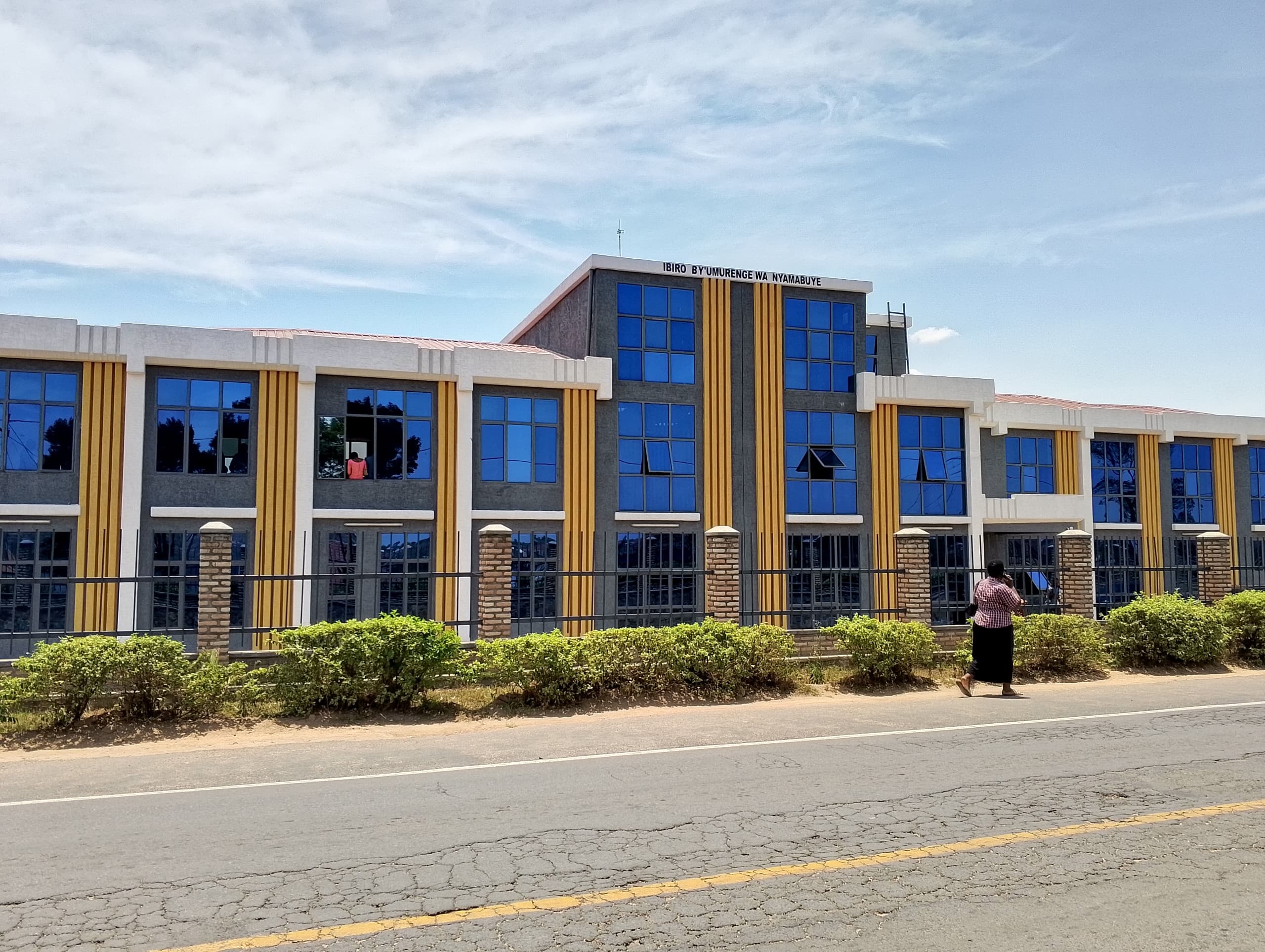 Ibiro by'Umurenge wa Nyamabuye ubirebeye hakurya y'umuhanda