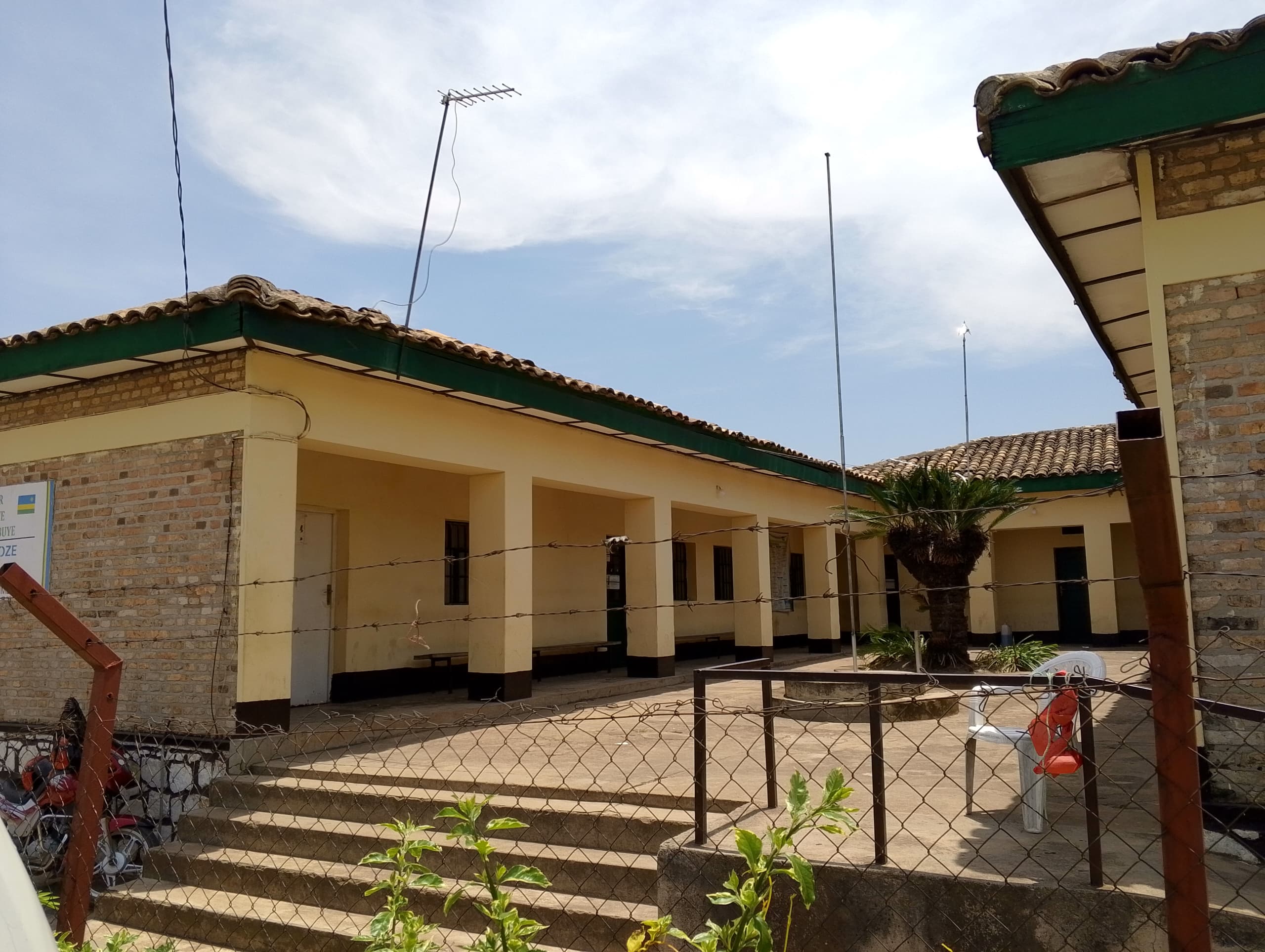 Aho Umurenge wa Nyamabuiye wakoreraga, abaturage bavuga ko bitaboroheraga kuhabonera serivisi uko babyifuza