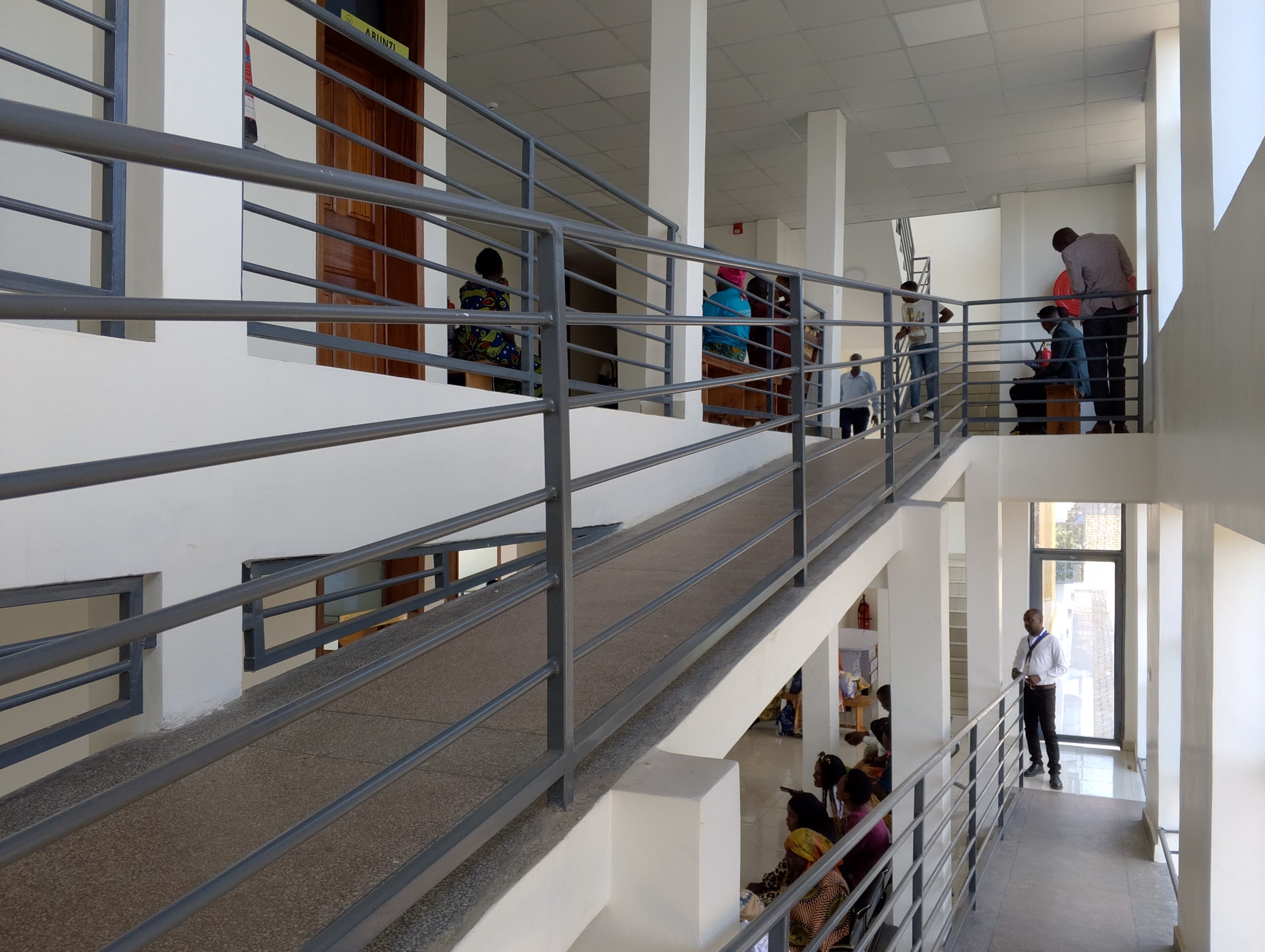 Ni inyubako kandi itaribawe n'abafite ubumuga kuko bashyiriweho inzira ibafasha kubona serivisi zo hejuru