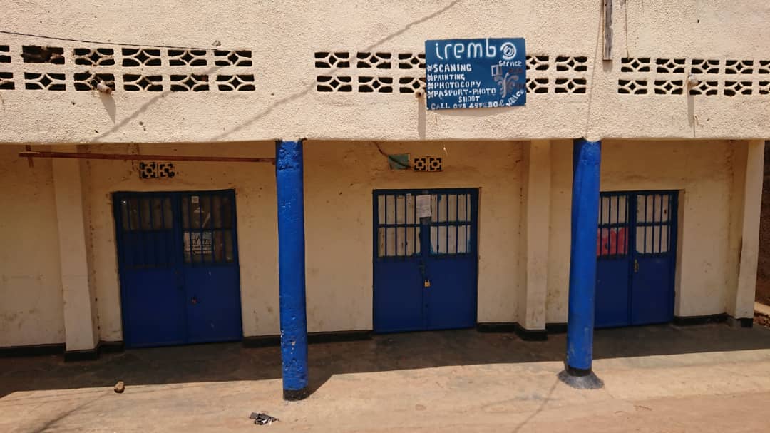 Santere y'ubucuruzi ya Bugaragara mu Murenge wa Rwimiyaga, imiryango yari ikinze