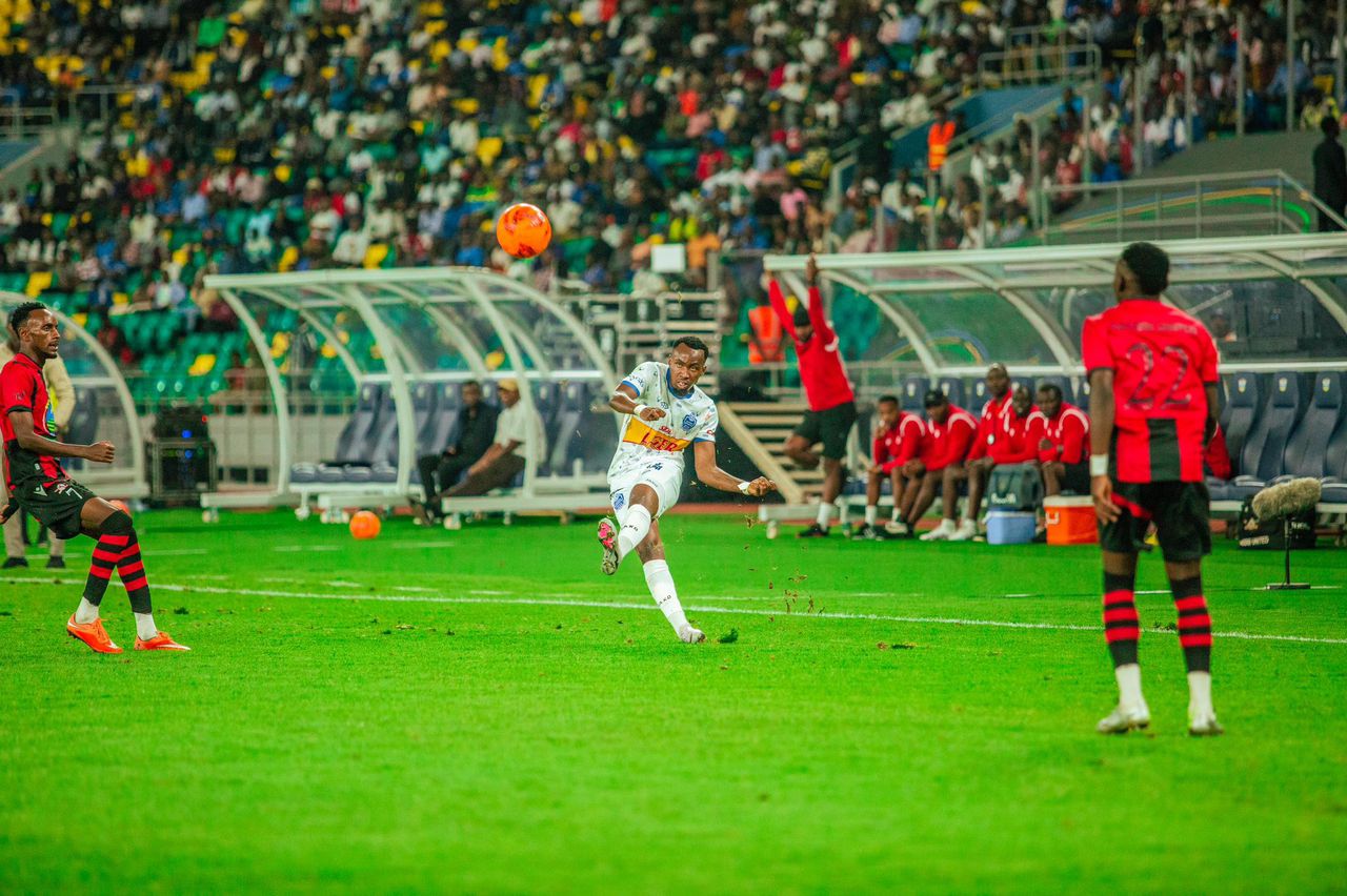 Kapiteni wa Rayon Sports agenzura umupira