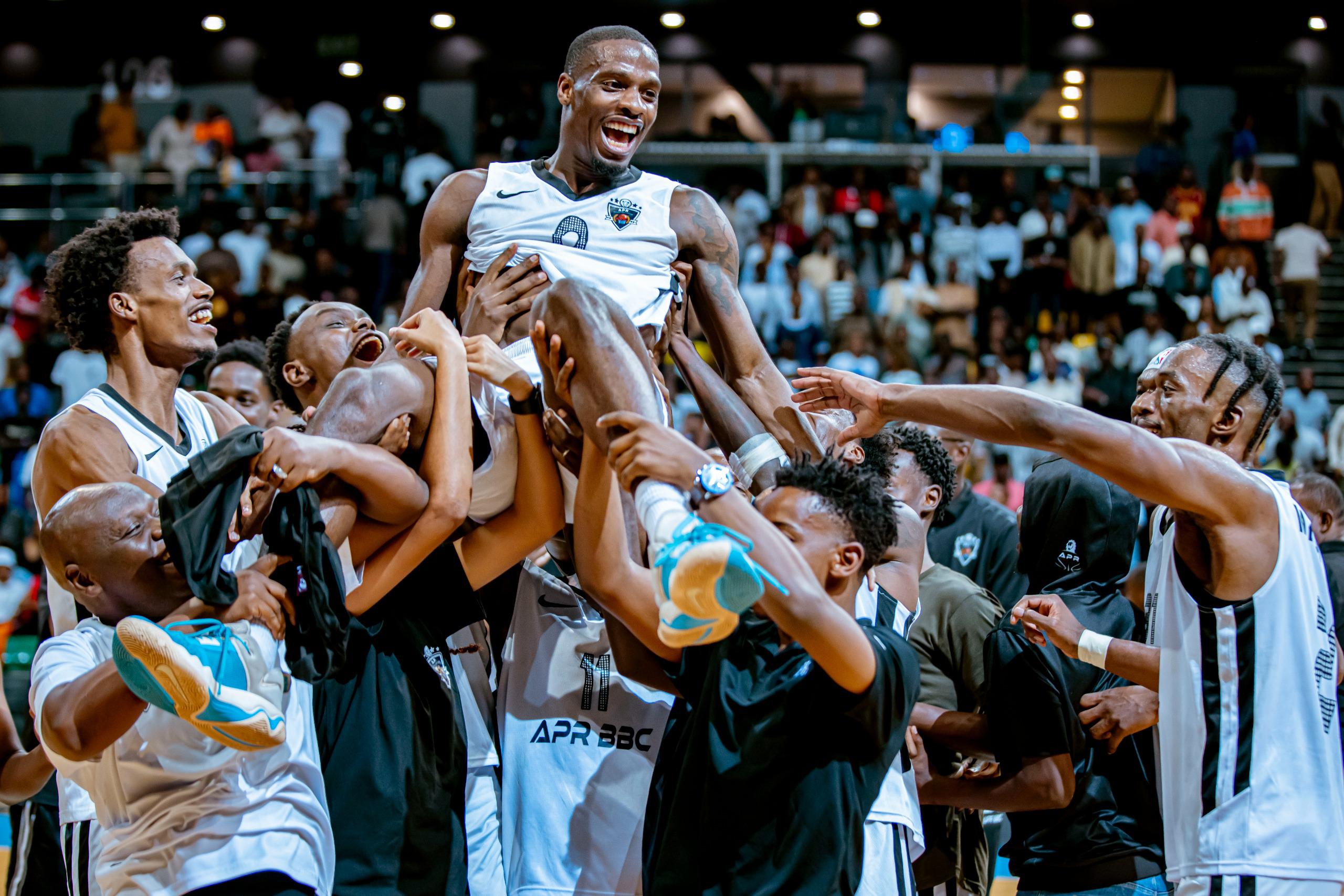 Abakinnyi ba APR BBC bateruye Isaiah Jaleel Miller umwe mu bakinnyi bafashije ikipe ya APR BBC cyane