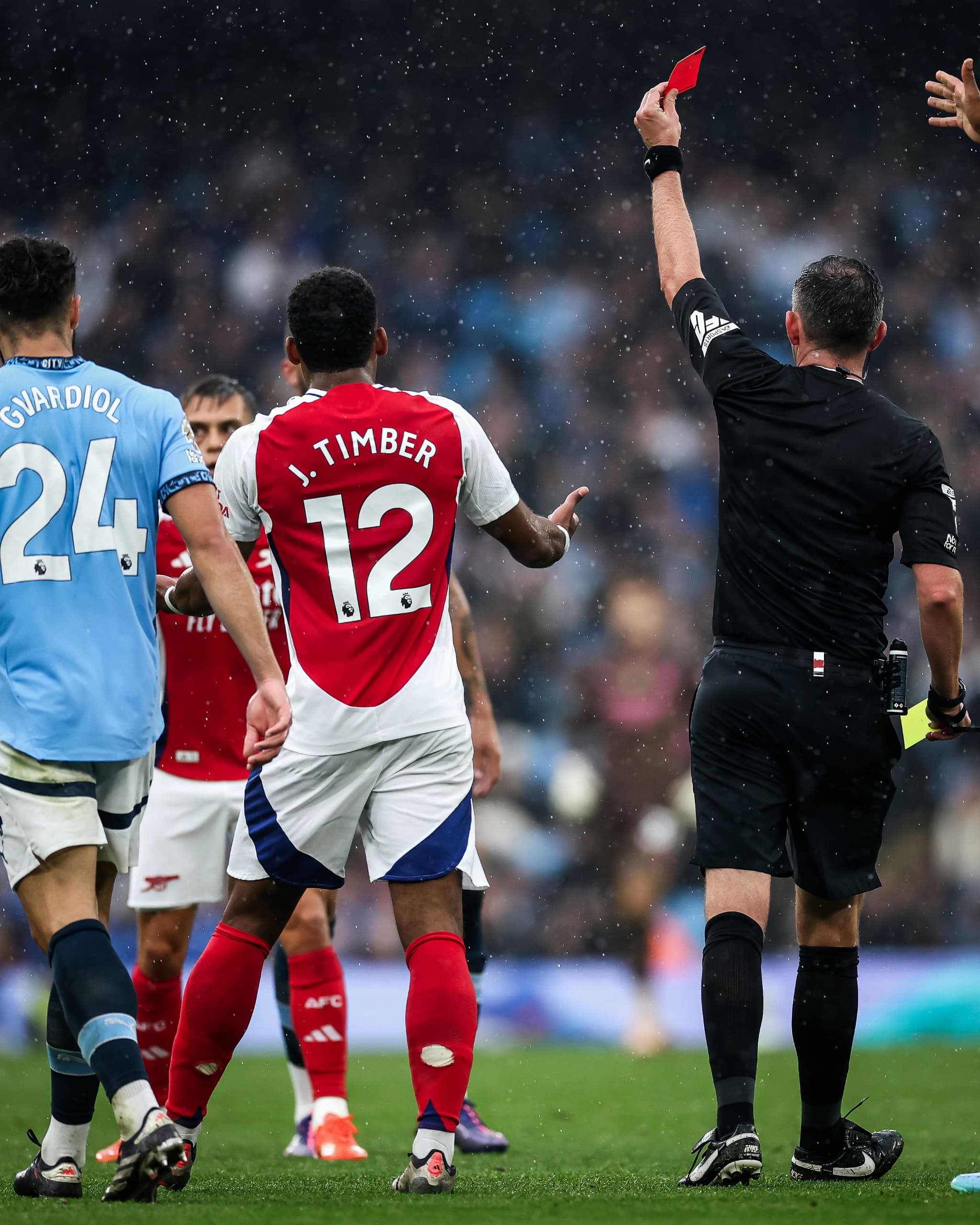 Leandro Trossard yahawe ikarita itukura yabaye incamugongo ku ikipe ya Arsenal