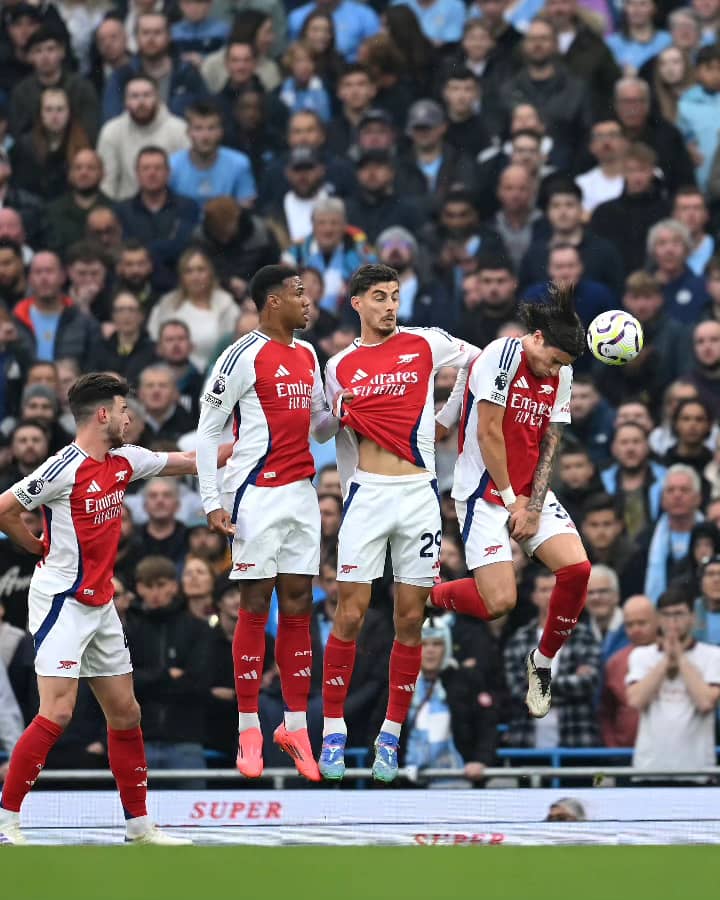 Abakinnyi ba Arsenal bari basigaye ari 10 mu kibuga, bakoze iyo birwanaho imbere ya Man City yari yakamejeje 