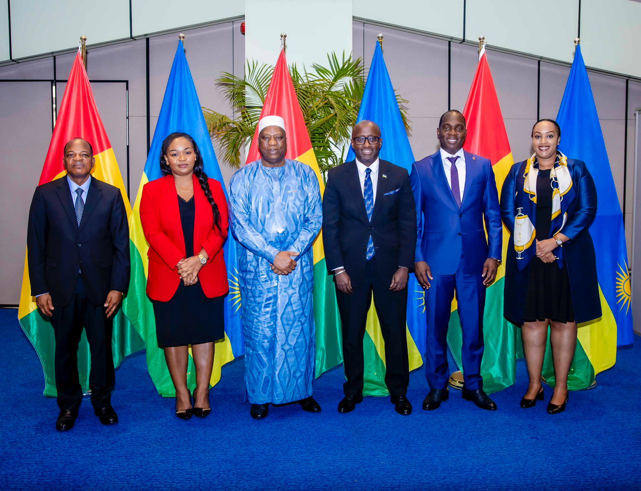 Abayobozi ku mpande zombi bafashe ifoto y'urwibutso 