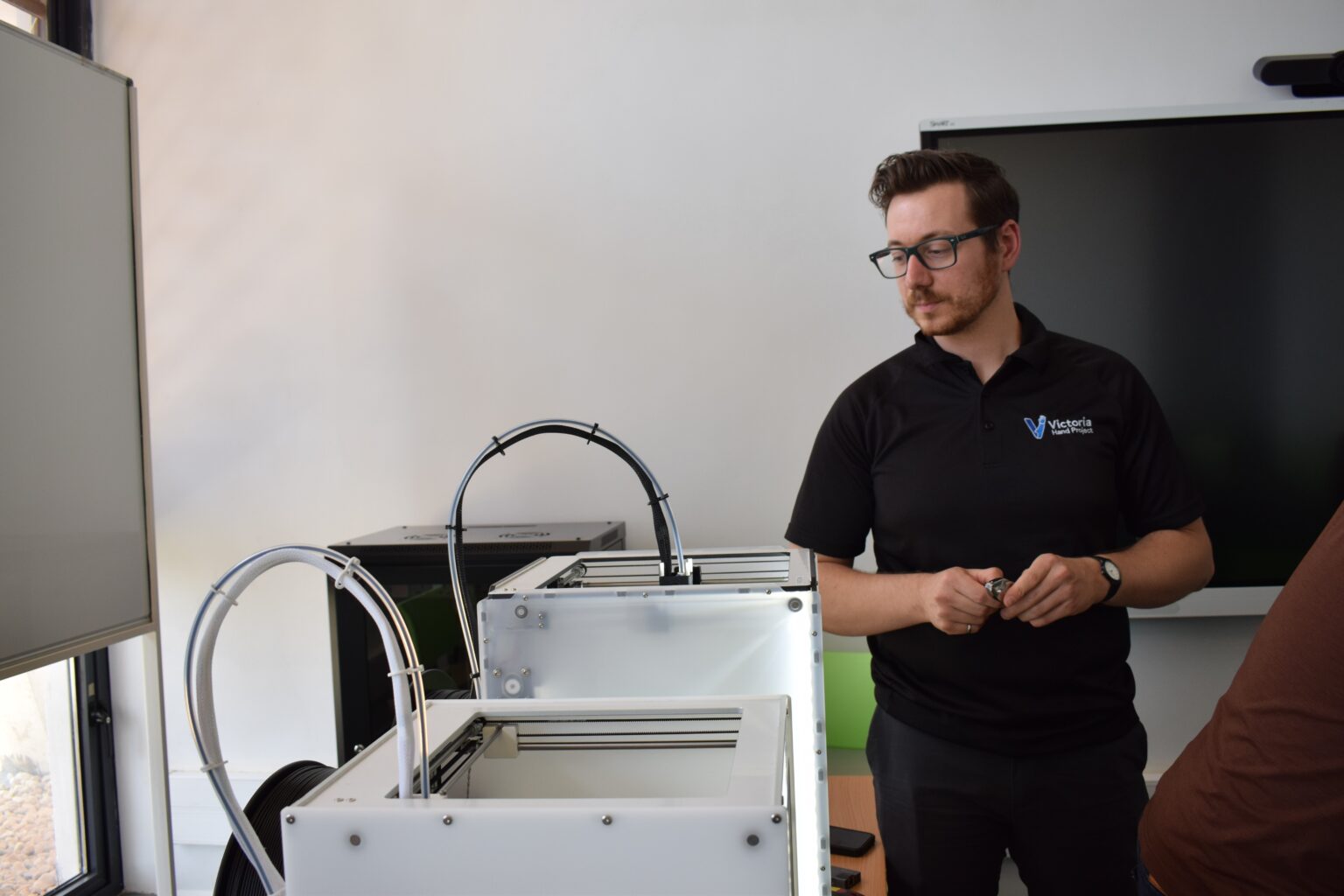 Michael Peirone, Umuyobozi Mukuru wa Victoria Hand Project, umushinga utunganya ibyuma bishushanya bikanakora insimburangingo (3D prosthetic printer)