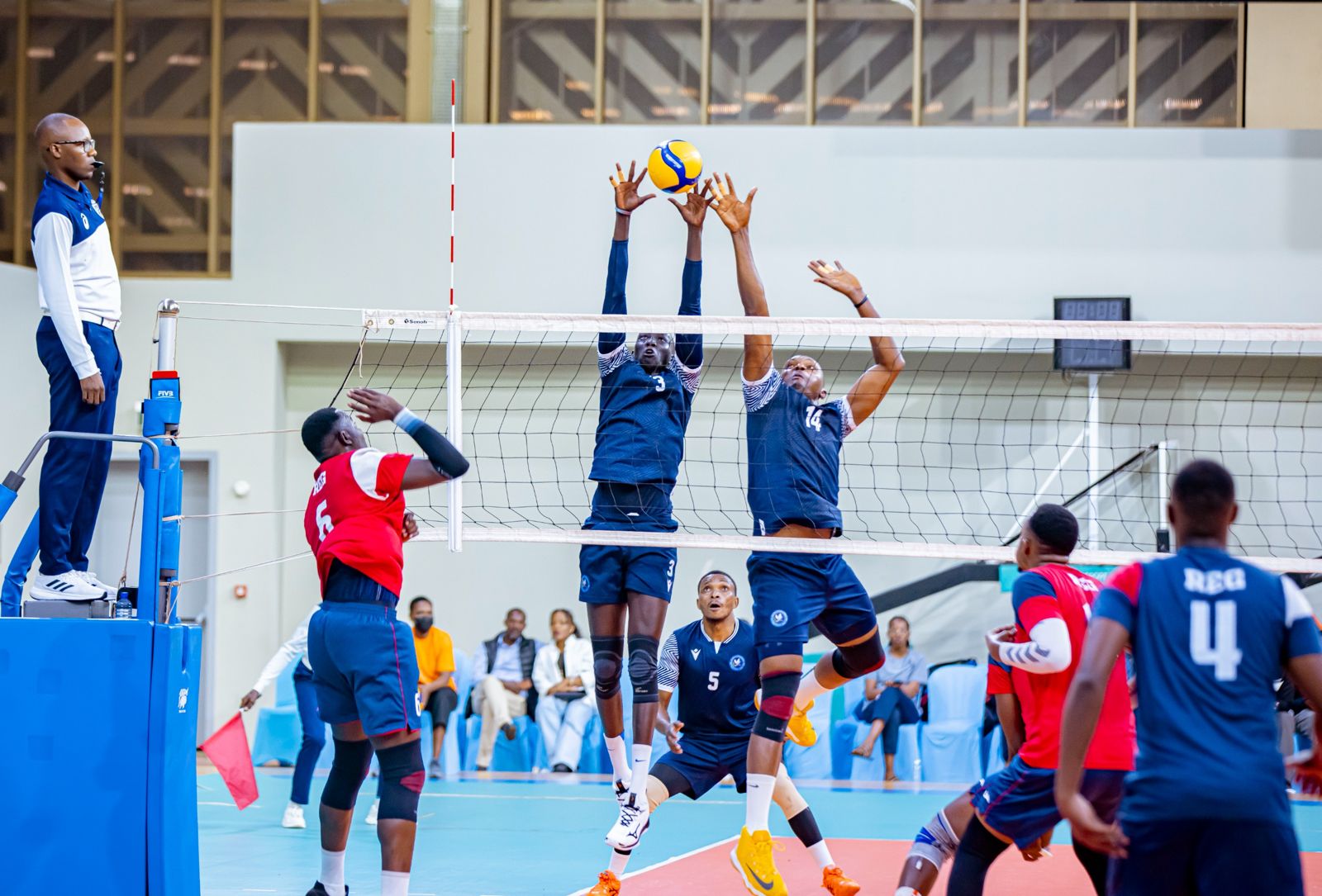 Police VC mu bagabo yatangiye yitwara neza itsinda bikomeye REG, amaseti atatu ku busa