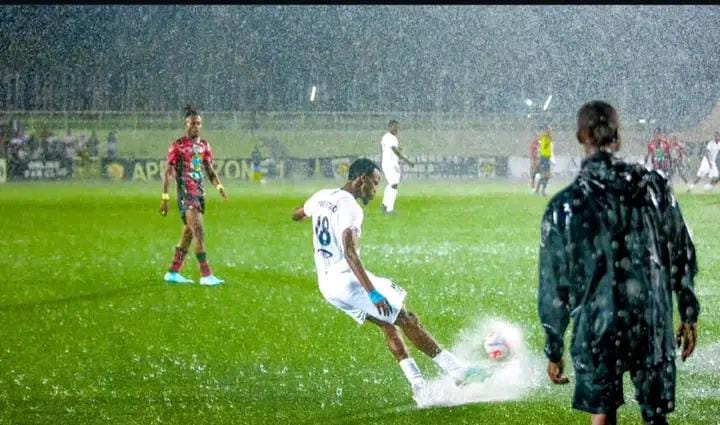 Umupira ntabwo wagendaga kubera amazi menshi yari yuzuye ikibuga