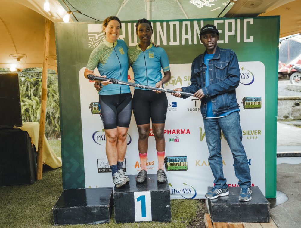 Mu cyiciro cy'ikipe y'abagore bakina bafatanyije, agaace ka Gatatu kegukanywe n'Umunyarwandakazi Ntakirutimana Marthe ukina afatanyije n'Umubiligikazi Siska Marrécau