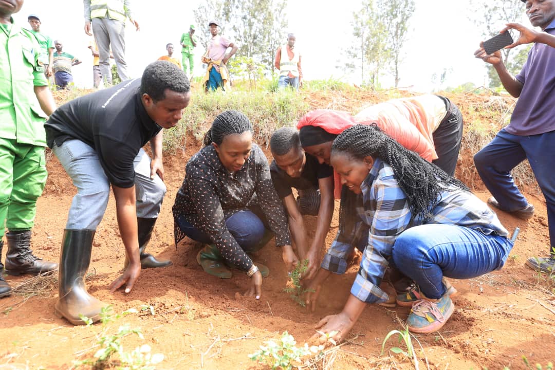 Hon. Odette Uwamariya ni umwe mu bifatanyije n'abatuye Akarere ka Kayonza mu muganda rusange