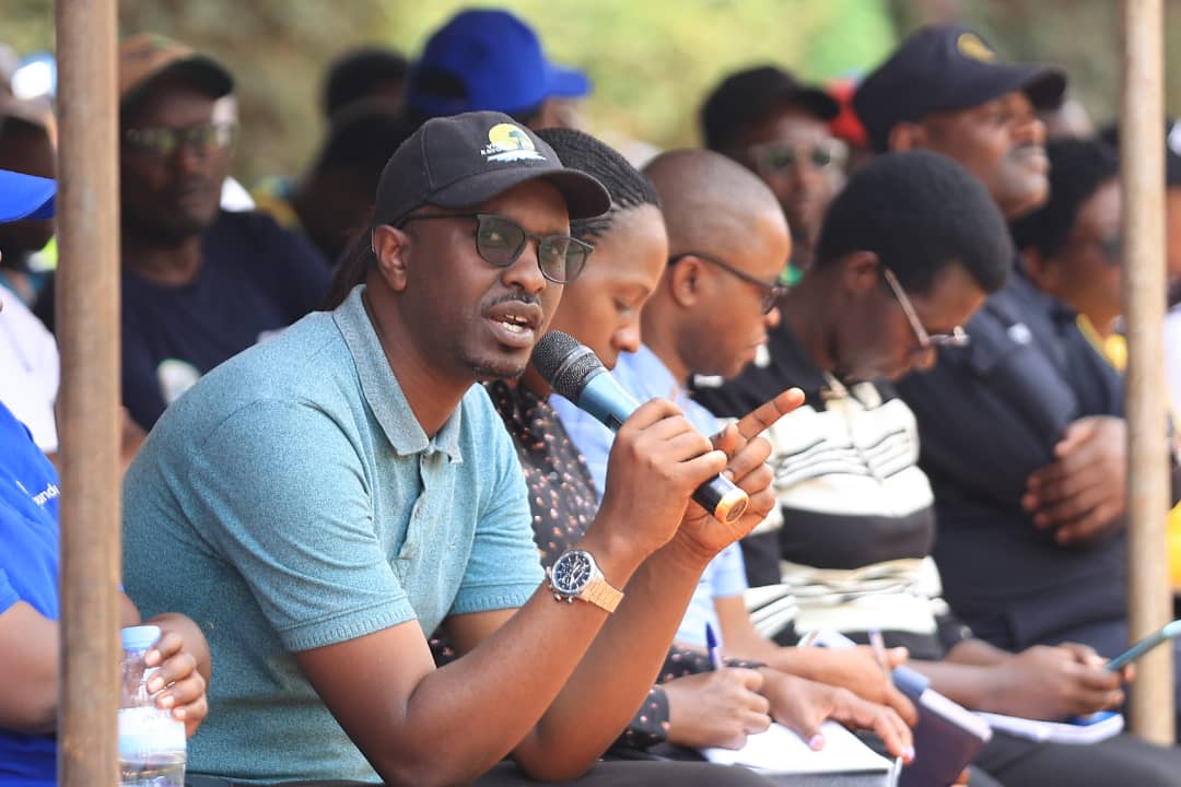 Umuyobozi w'Akarere ka Kayonza, John Bosco Nyemazi avuga ko kugira imisozi idateyeho ibiti byigeze gutuma muri ako Karere bagira amapfa