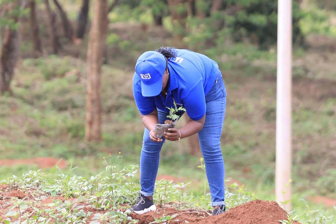 Ingrid Karangwayire yitabiriye umuganda wo gutera ibiti i Gahini