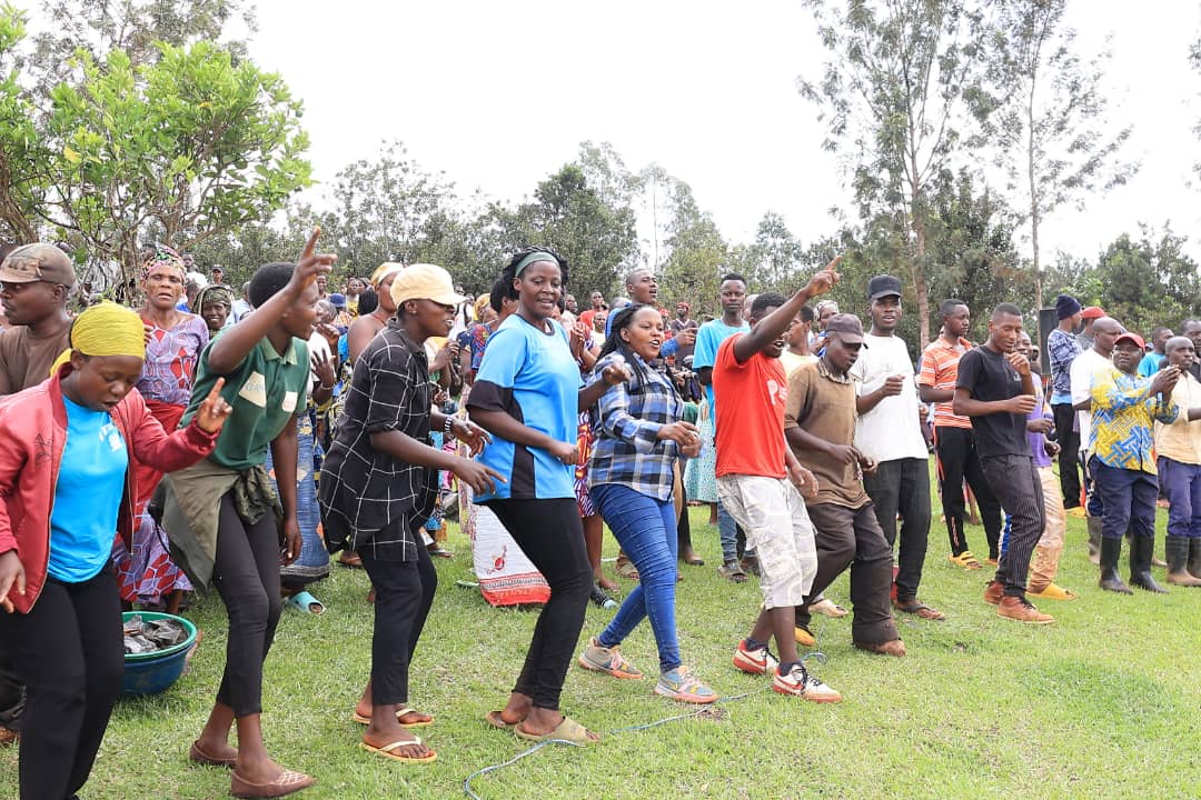 Nyuma y'umuganda barasabana