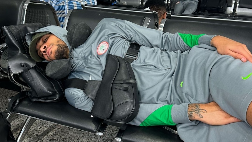 Babuze aho kuryama birambika ku ntebe zo ku kibuga cy'indege