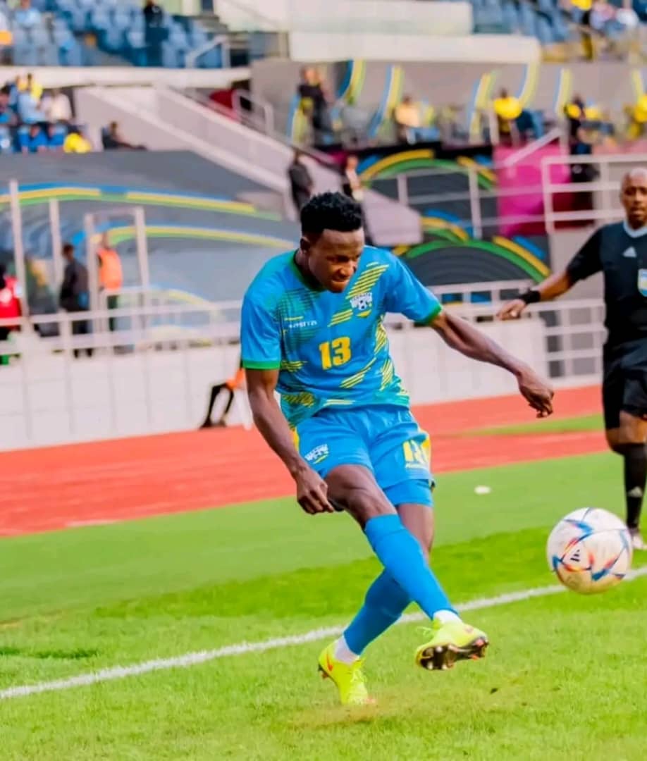 Fitina Omborenga, ubwo yageragezaga kuzamurira neza umupira bagenzi be