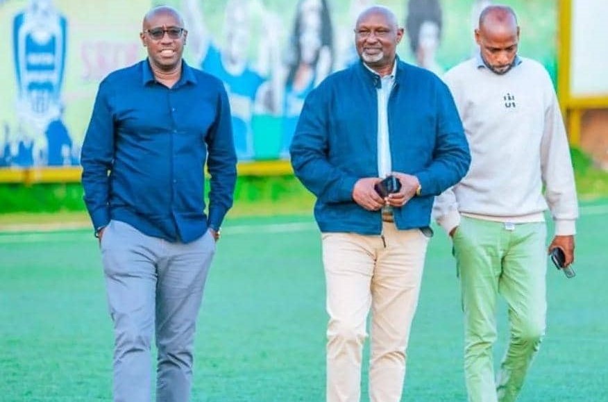 Paul Muvunyi (uri hagati) avuga ko inzego zari zabasabye kujya kure y