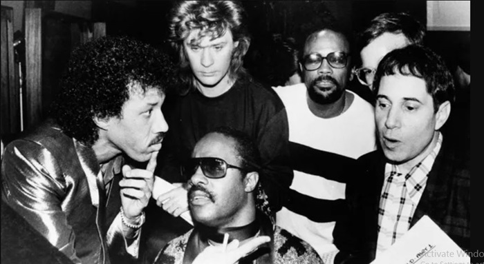 Quincy Jones (mu mupira w'umweru n'umukara) hamwe n'abandi bahanzi mu itegurwa rya We Are The World' mu 1985