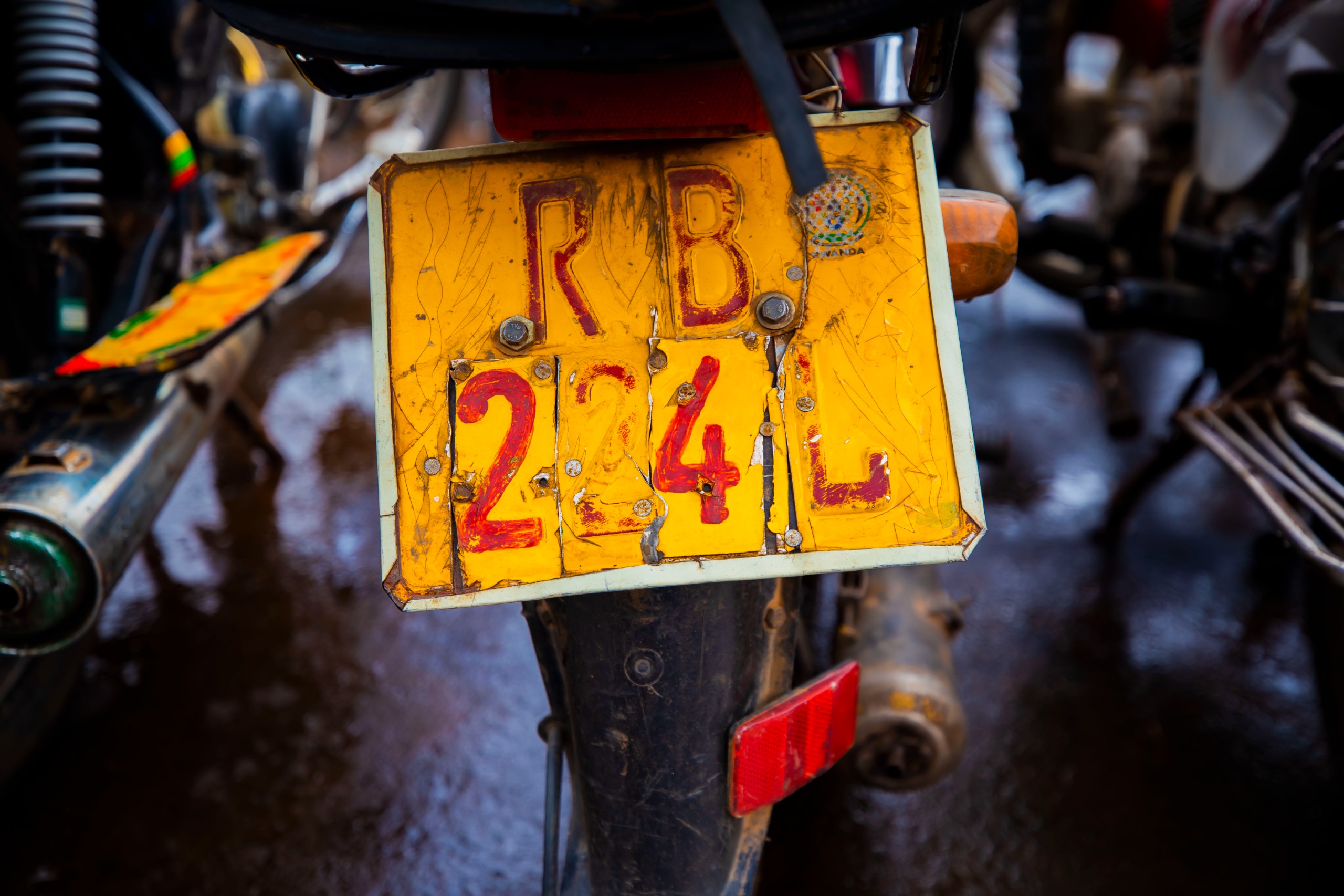 Polisi kandi isaba abaturage kujya bagenzura moto iyo babonye ifite ikirango cy'umuhondo gusa nta mibare y'umutuku iriho bagatanga amakuru