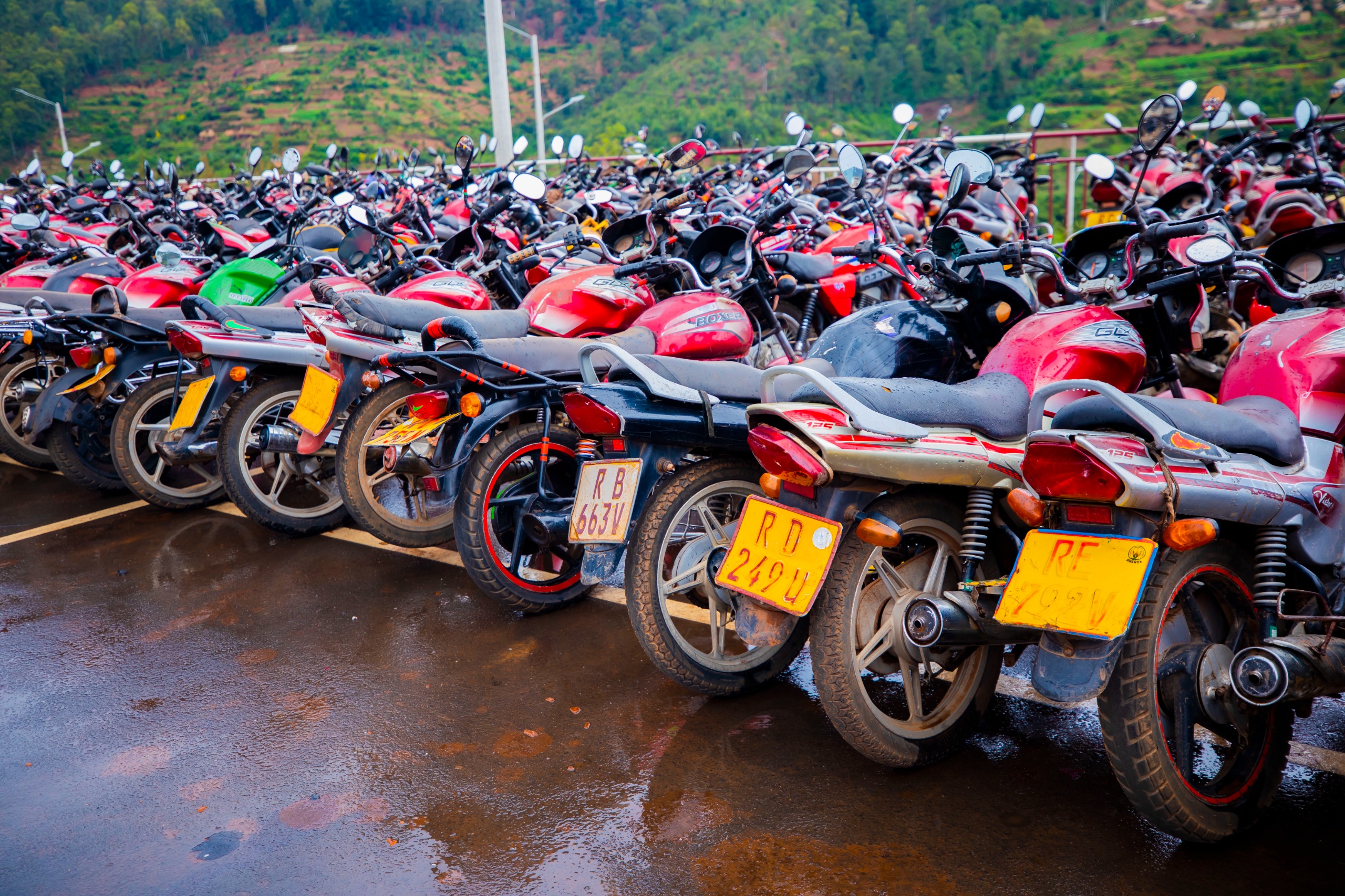 Moto zirenga 2000 zafatiwe mu makosa