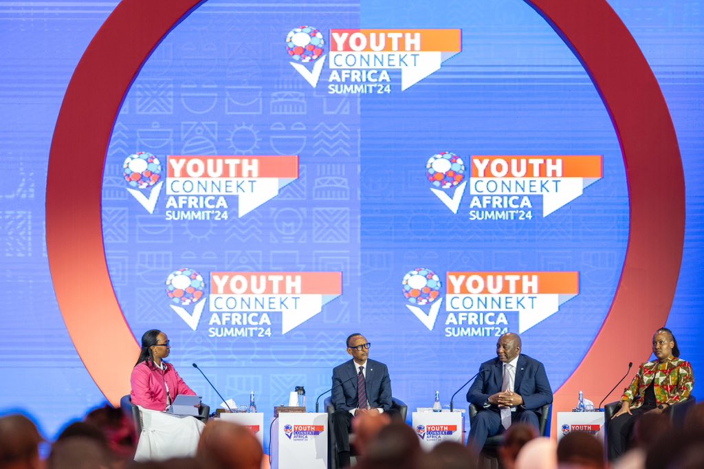 Perezida Kagame yaganirije urubyiruko ku buzima bwe akiri muto