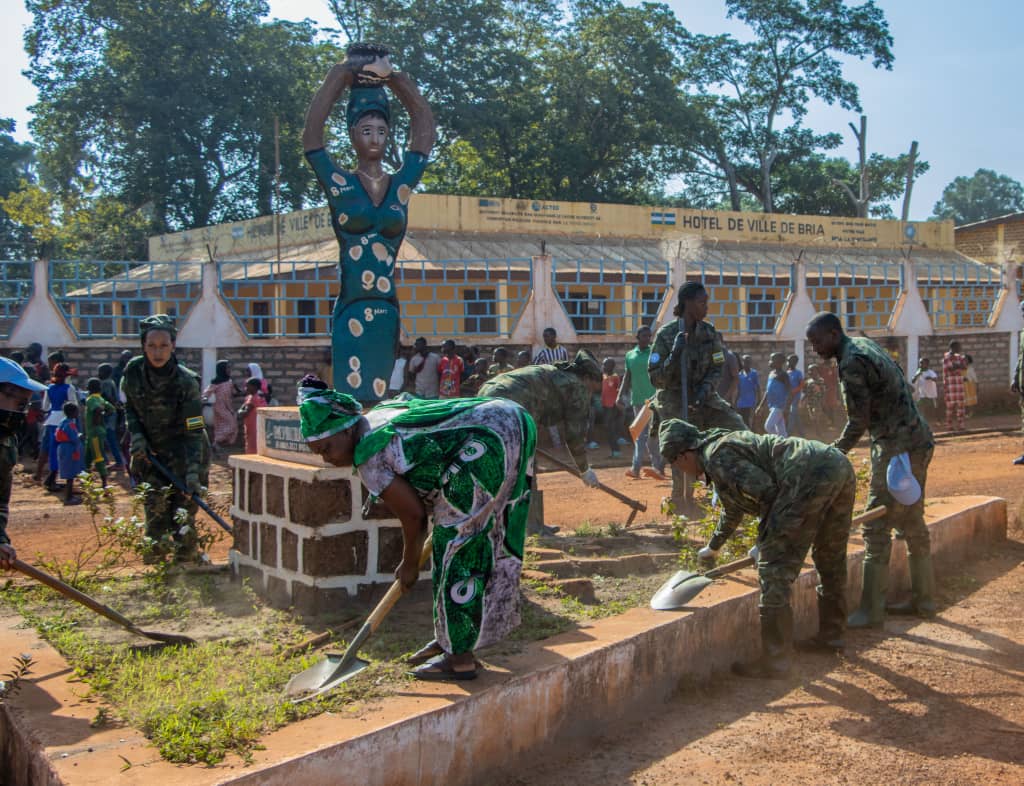 Abaturage baje kwifatanya n'Ingabo z'u Rwanda mu muganda