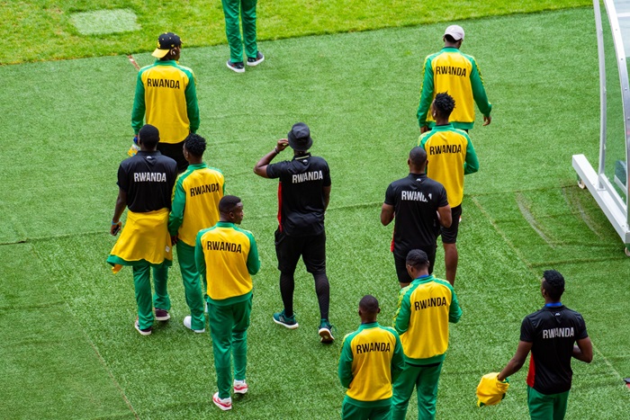 Abakinnyi ba Amavubi babanje gusuhuza abafana mbere yo kwitegura ngo baze kwishyushya