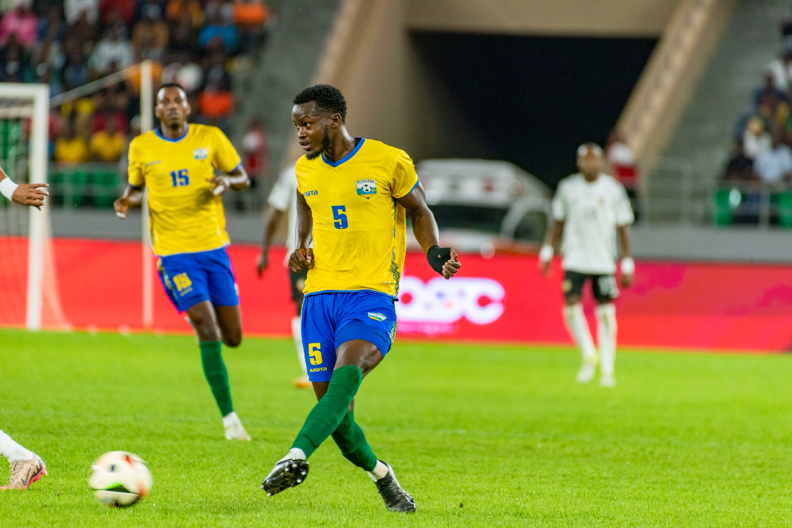 Mutsinzi Ange agerageza gutera umupira