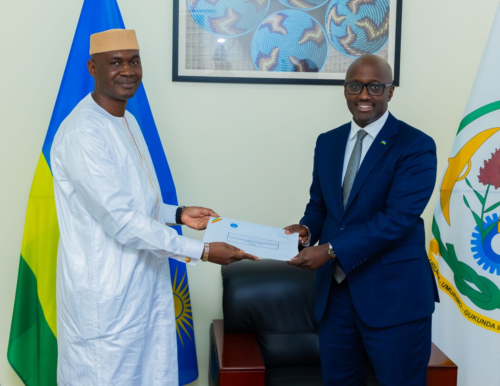 Minisitiri Nduhungirehe yakiriye kopi z