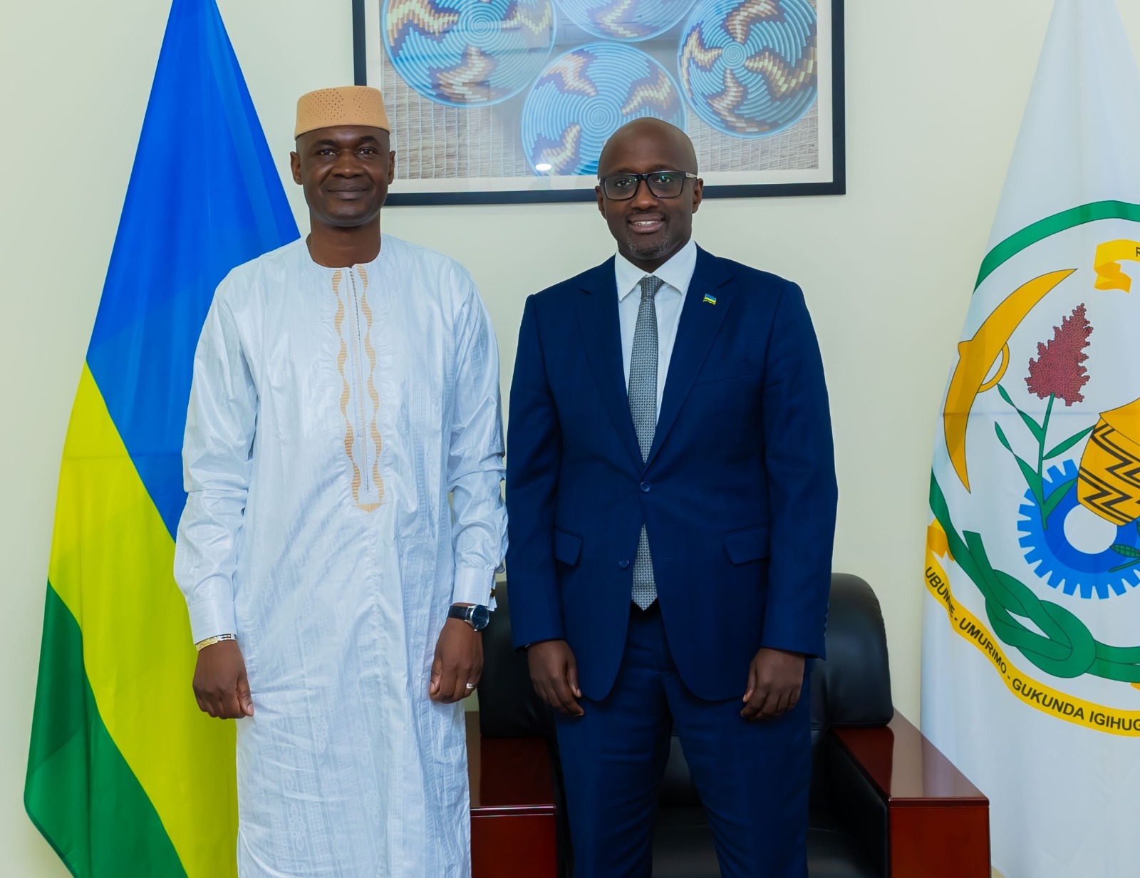 Minisitiri Nduhungirehe yifurije imirimo myiza Ambasaderi Camara