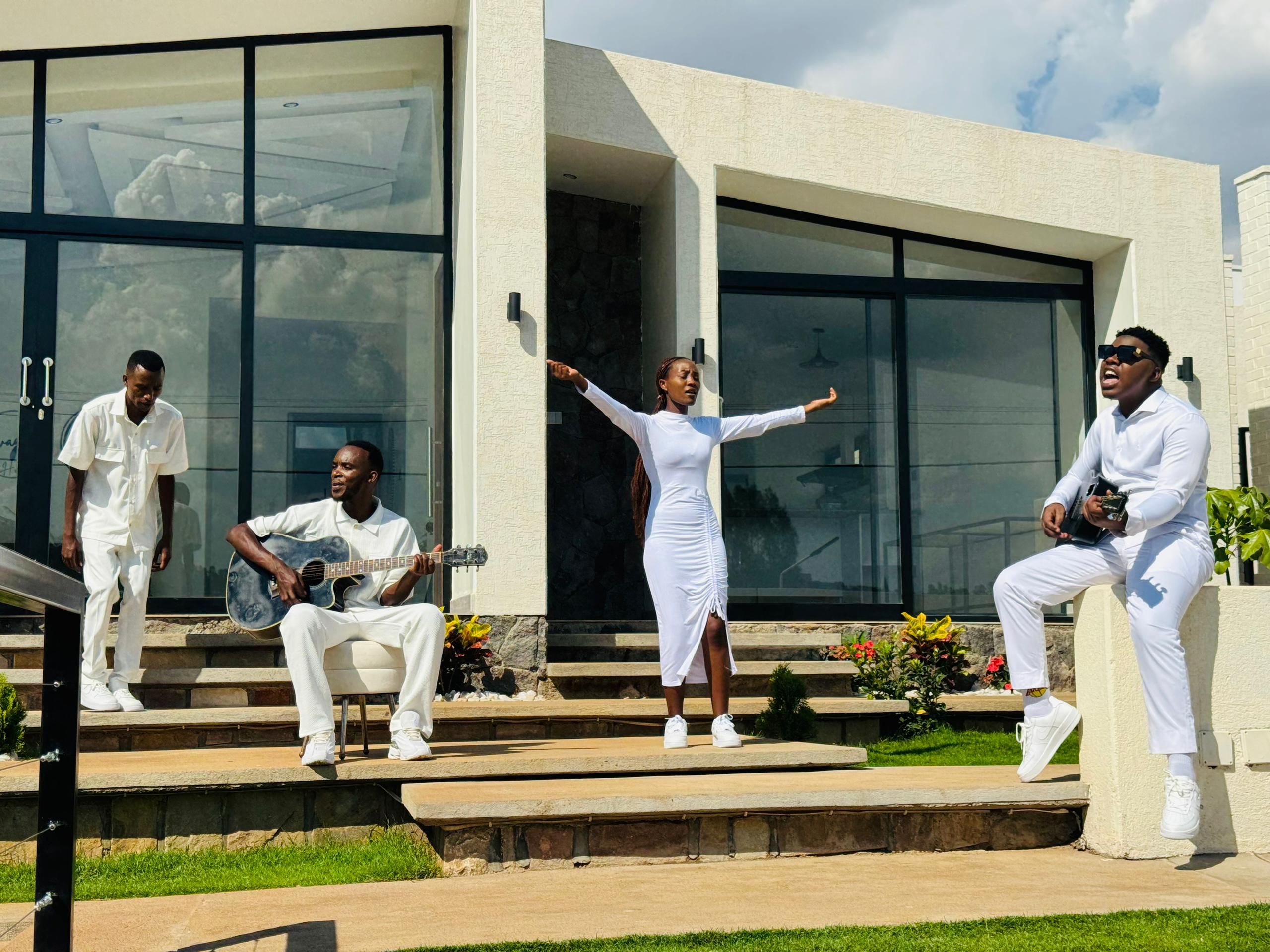 Abaramyi Diane Ella, Abid Cruz, Sutcliffe bahuje imbaraga na Niyo Bosco