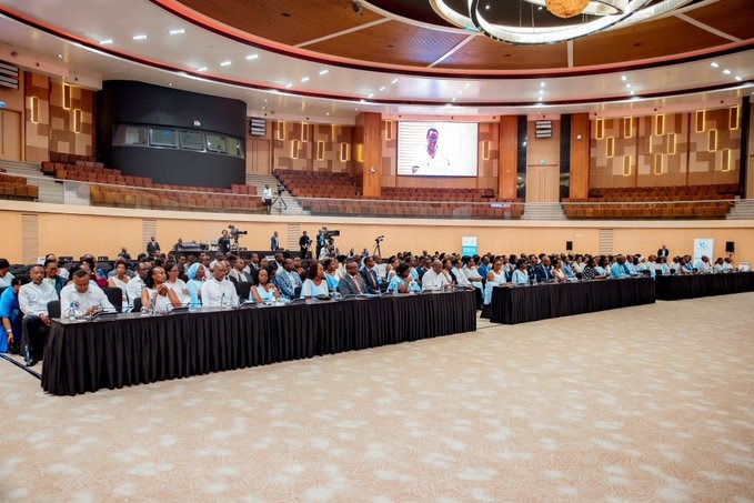 Umuryango Unity Club Intwararumuri ugizwe n'abayobozi bari muri Guverinoma n'abayihozemo n'abo bashakanye