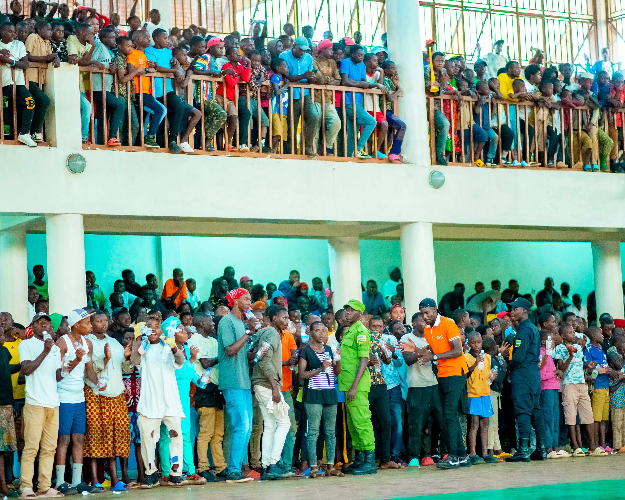 Abafana muri Gymnasium y'Akarere ka Gisagara bari bitabye karame ku bwinshi