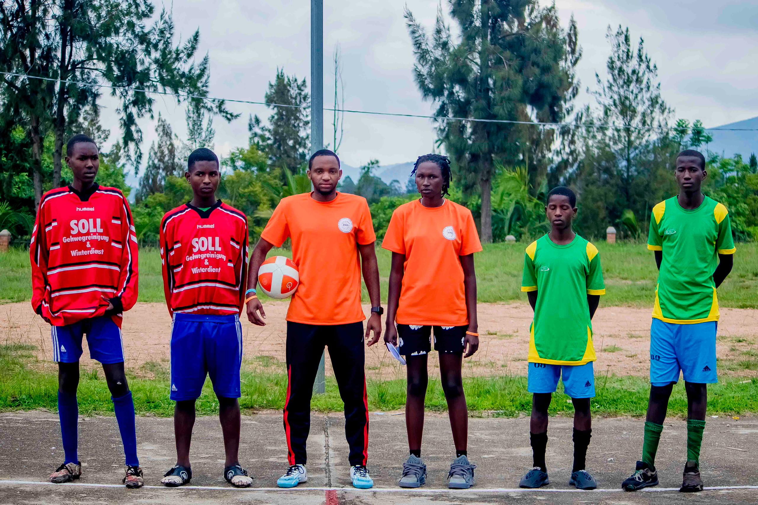 Aya mahugurwa yitabiriwe n'abagera kuri 30 barimo abakinnyi, abatoza ndetse n'abasifuzi