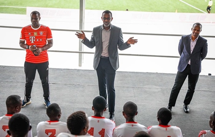 Minisitiri wa Siporo Nyirishema Richard (Uri hagati) ari mu basoje itoranywa ry'aba bana