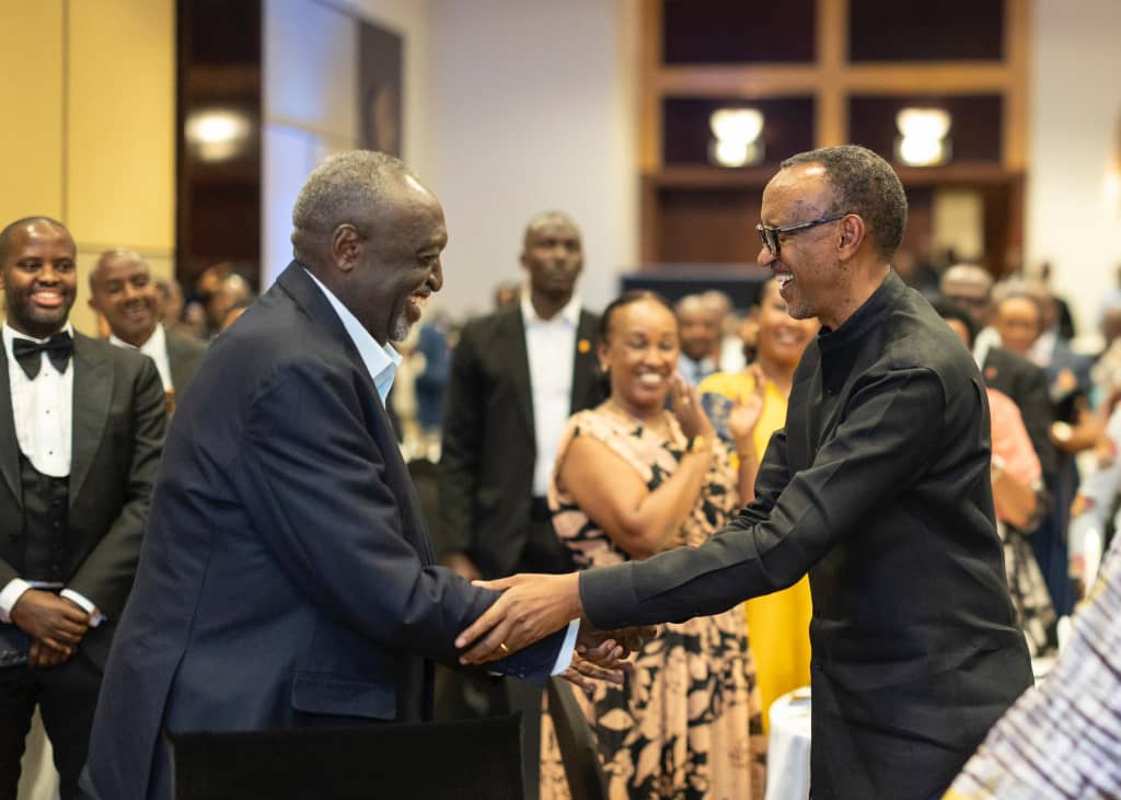 Perezida Kagame aramukanya na Hon. Tito wizihije isabukuru y'imyaka 80 y'amavuko