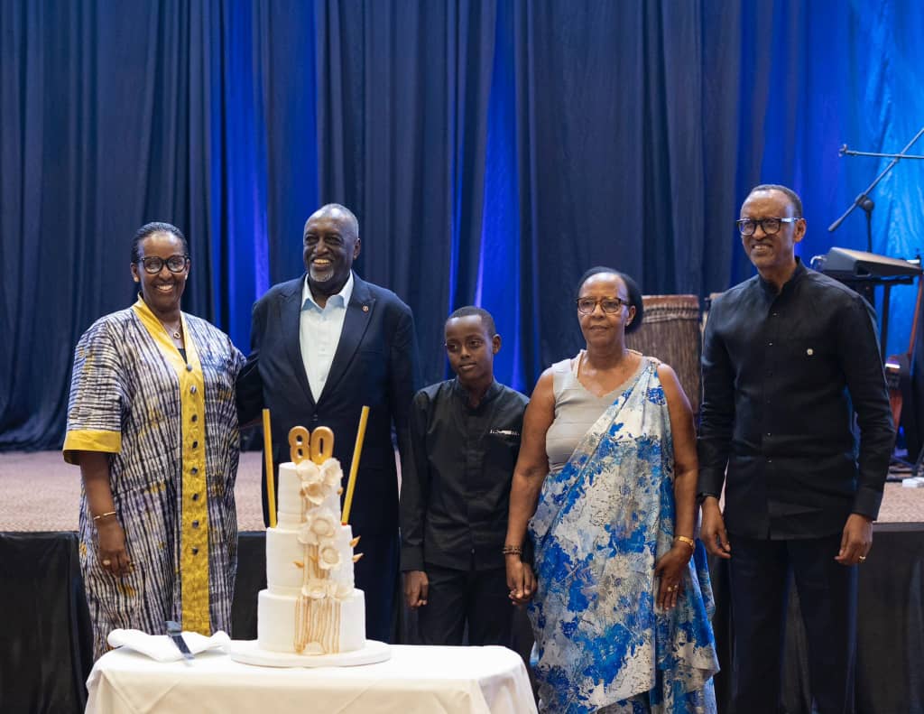 Perezida Kagame na Madamu bifatanyije na Tito Rutaremara kwizihiza isabukuru y