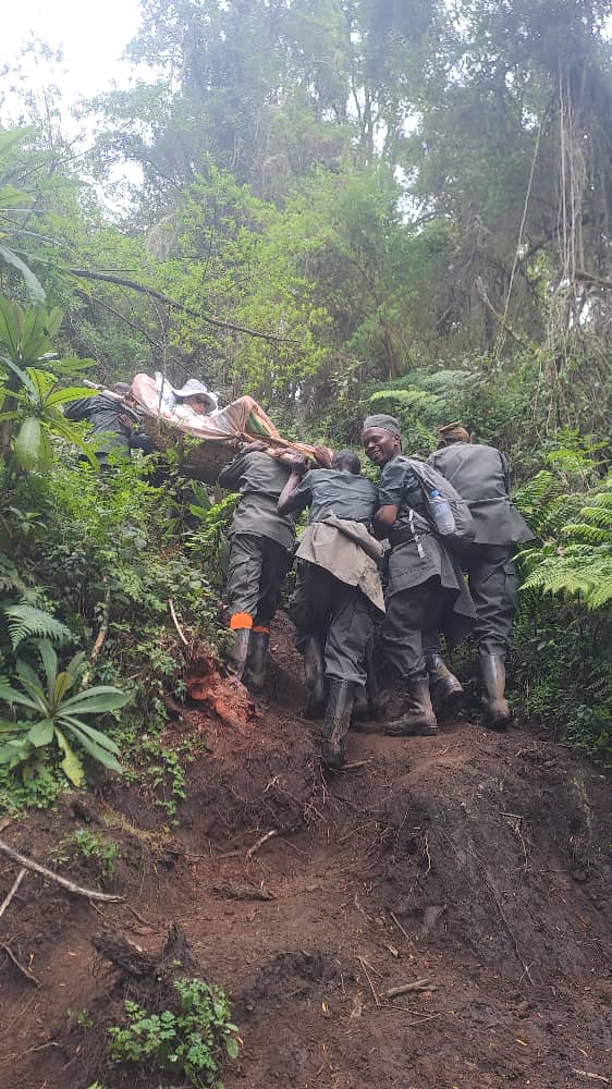 Mupenzi(ureba inyuma) na bagenzi be mu mujishi w'ingobyi bafasha mukerarugendo 