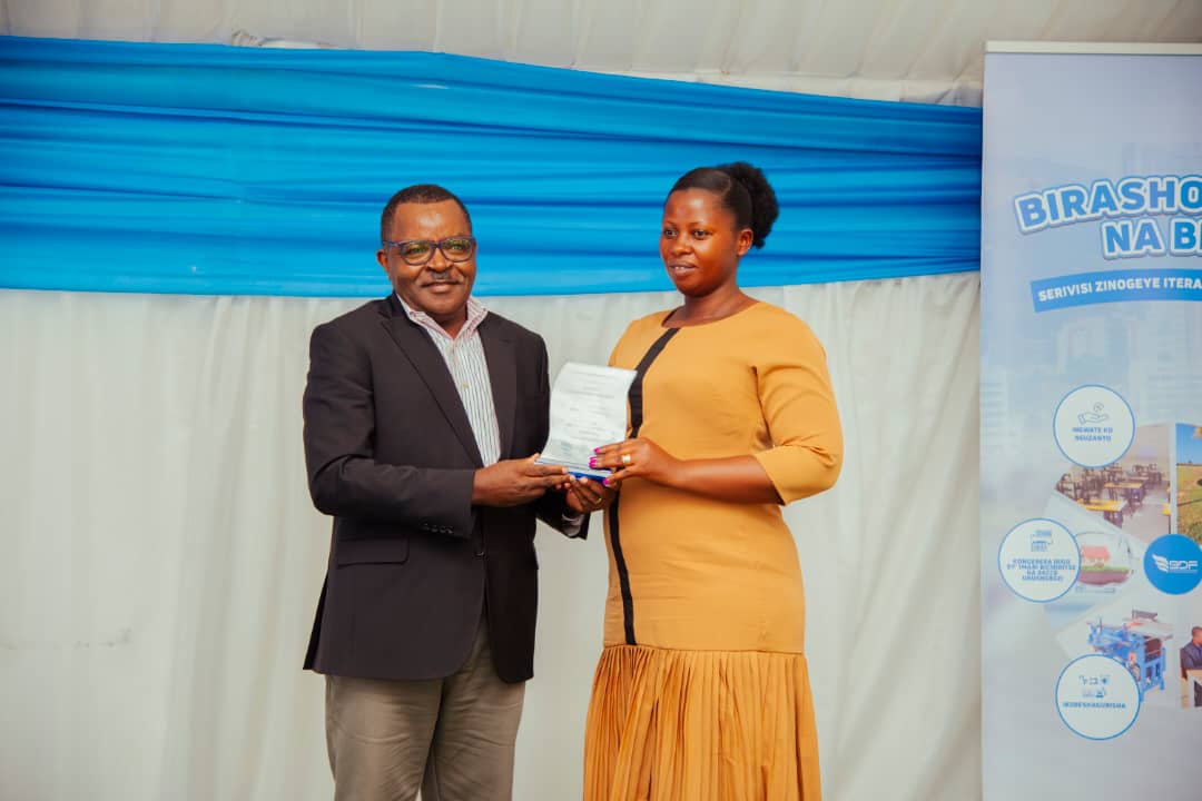 Umuyobozi wa Sacco(i Buryo) yakira igihembo aherejwe n