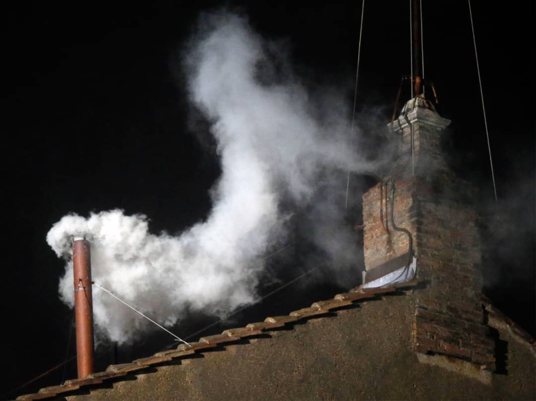 Mu cyumba batoreyemo iyo hazamutsemo umwotsi w'umweru biba bisobanuye ko Papa amaze gutorwa