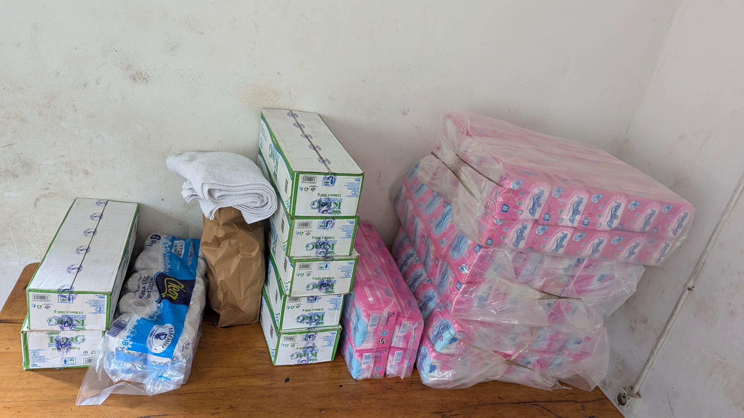 Zimwe muri kotegisi n'ibindi bikoresho by'isuku byakusanyijwe na Nyinawumuntu Initiative