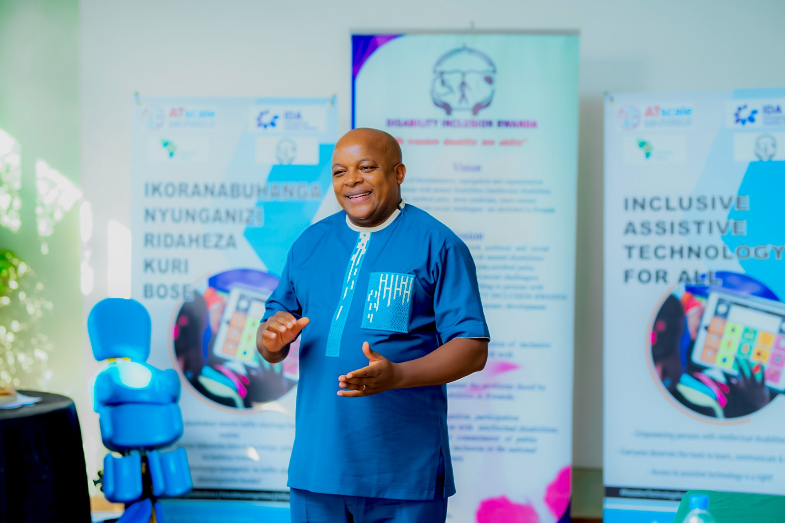 Simon Wachira, Umunyamabanga Mukuru w'Umuryango Inclusion Africa ukorana na Disability Inclusion Rwanda, ashima uko u Rwanda ari intangarugero mu guteza imbere ikoranabuhanga, ibitanga icyizere ko n'iryunganira abafite ubumuga bwo mu mutwe ritazatinda kwitabwaho