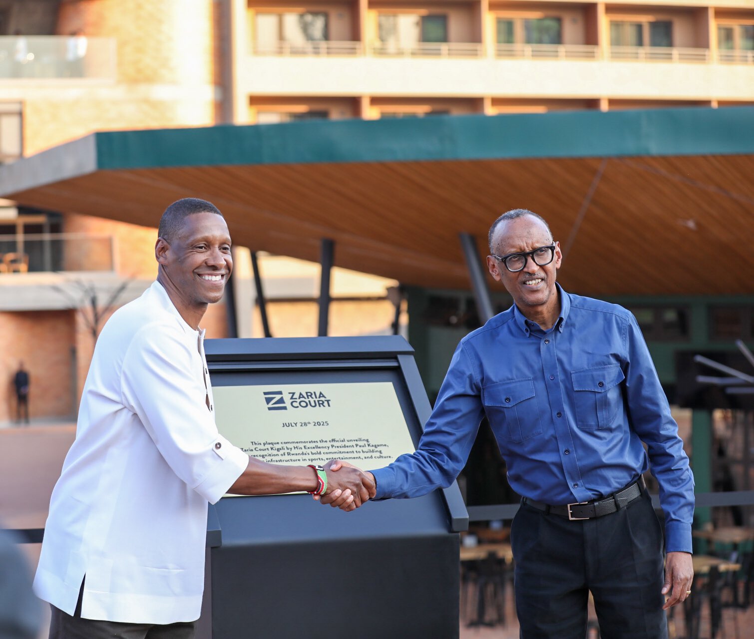 Perezida Paul Kagame na Masai Ujiri ubwo bafunguraga Zaria Court