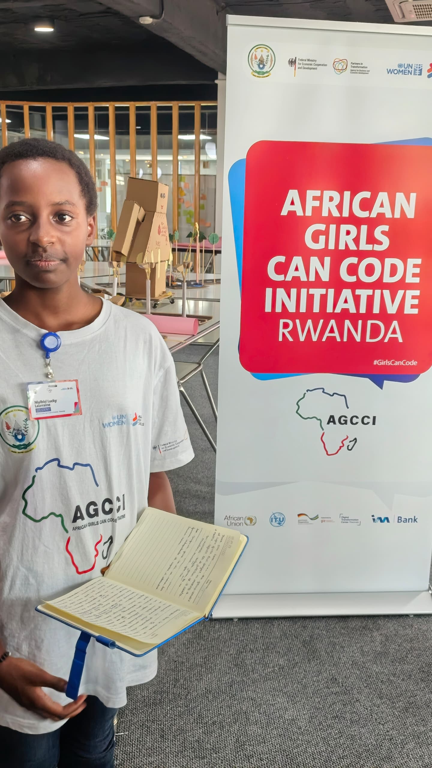 Niyibizi Lucky Laurraine wiga kuri Lycée Notre-Dame de Cîteaux i Kigali, yishimiye ubumenyi bungutse