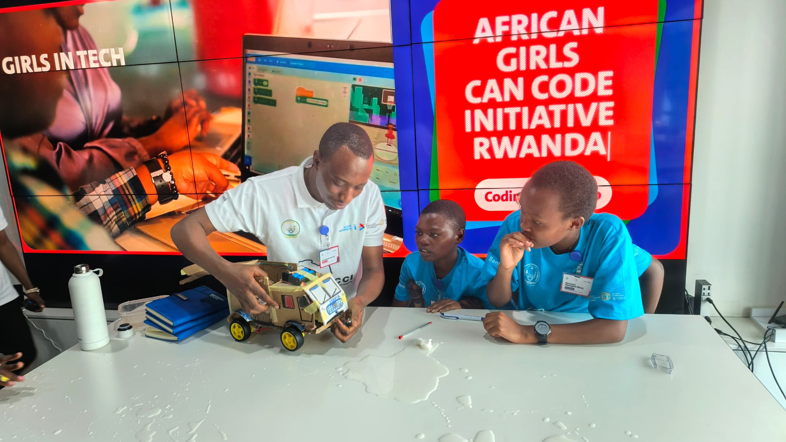 Abakobwa beretswe ko na bo bashobora kwiga amasomo y'ikoranabuhanga