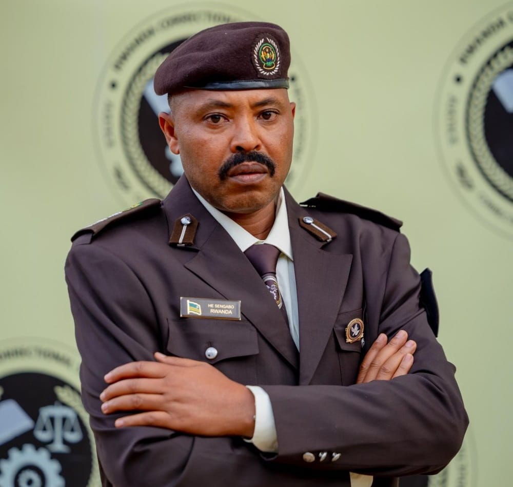 Umuvugizi w'Urwego rw'Igihugu rushinzwe Igorora (RCS), CSP Hillary Sengabo, ari mu barimo kuburanishwa n'Urukiko rwa Gisirikare rwa Nyamirambo mu rubanza ruregwamo abantu 28 barimo abasirikare, abo mu rwego rw'Igorora n'abasivile bakekwaho ibyaha byo kwakira no gutanga ku bw'uburiganya inyandiko utemerewe, no gukoresha umutungo wa Leta icyo utagenewe